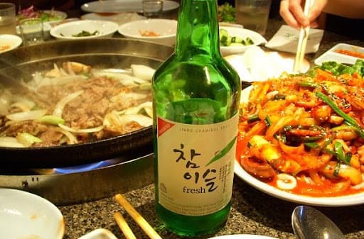 Chú ý cách nâng chén rượu để thể hiện sự tôn trọng
